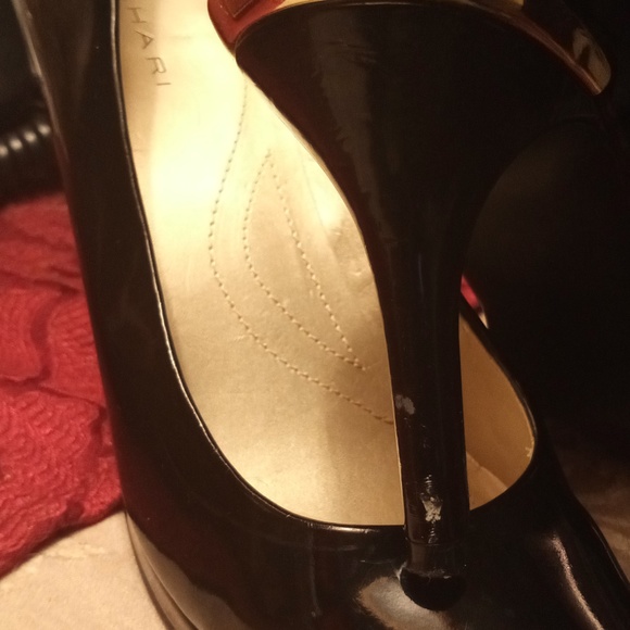 A pair of black patent leather heels - Picture 6 of 8